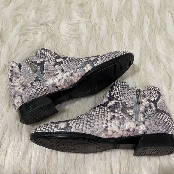 Women’s Munro Cate Grey Water Resistance Snake Print Booties 9 US! - Picture 10 of 11